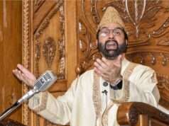 Mirwaiz throws weight behind five-day school week in J&K