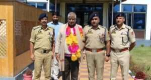 Shopian Police bids farewell to Retiring SI Mohd Amin