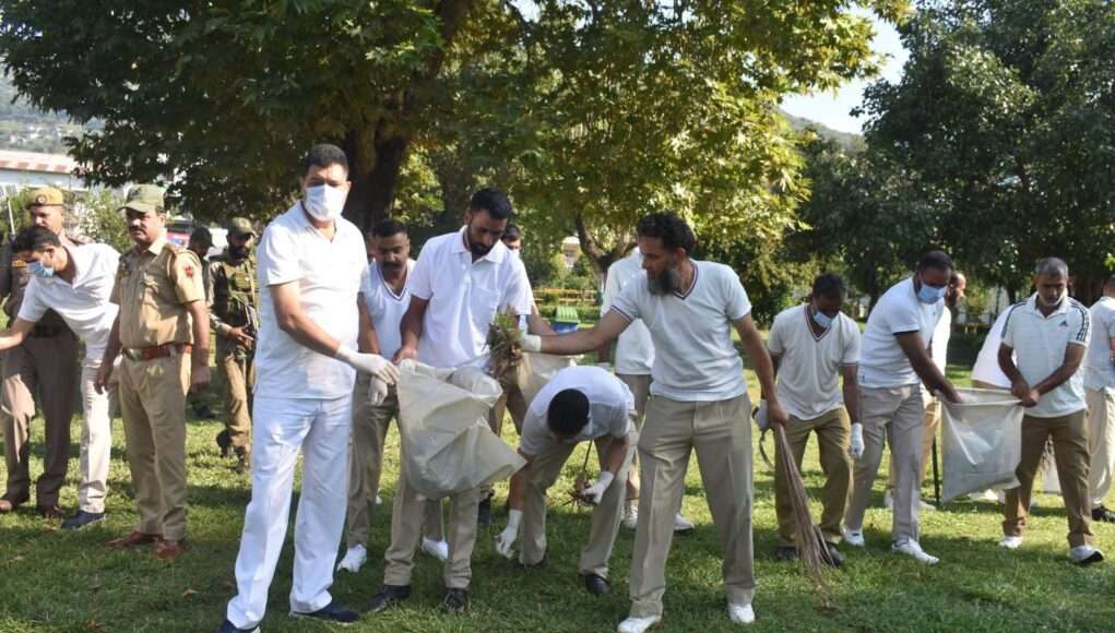 Poonch Police directs citizens to keep public spaces clean