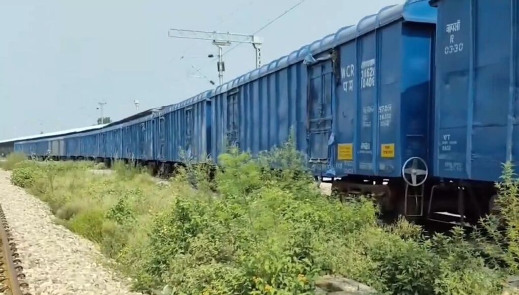 Cement moves by rail from Kathua to Anantnag in first for Jammu division Cement moves by rail from Kathua to Anantnag in first for Jammu division