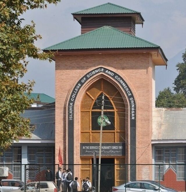 Islamia College BBA, BCA students face uncertainty over degree recognition, stage protest