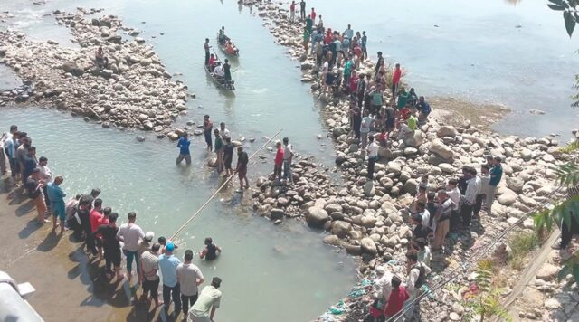 Prayers, protests mark day 4 of search as minor drowned in Bandipora remains untraced