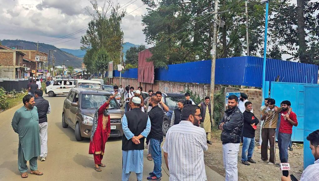 Water crisis forces Gonipora women block road in Handwara Water crisis forces Gonipora women block road in Handwara
