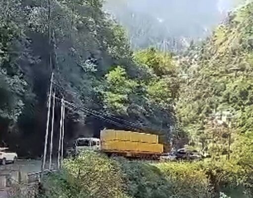 Srinagar Jammu NH open for regulated 2-way traffic