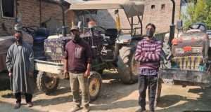 Baramulla Police crack down on undocumented vehicles, seize three tractors during Kongamdara checking drive