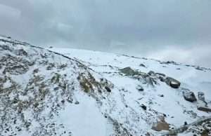 Fresh snowfall blankets Sinthan Top, signals early winter chill in higher reaches