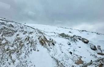 Fresh snowfall blankets Sinthan Top, signals early winter chill in higher reaches