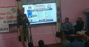 Handwara Police educates students on cybercrime, online fraud, digital safety at Vilgam school