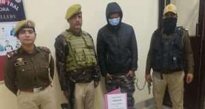 Tral Police arrests drug peddler, recovers over 1 kg cannabis; vehicle seized